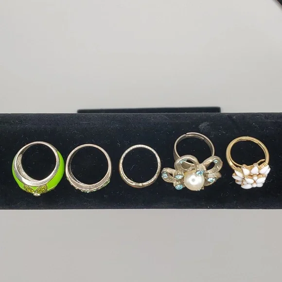 Lot of Five Vintage Costume Rings, Sizes 7-9 (including Trifari) - Picture 2 of 11